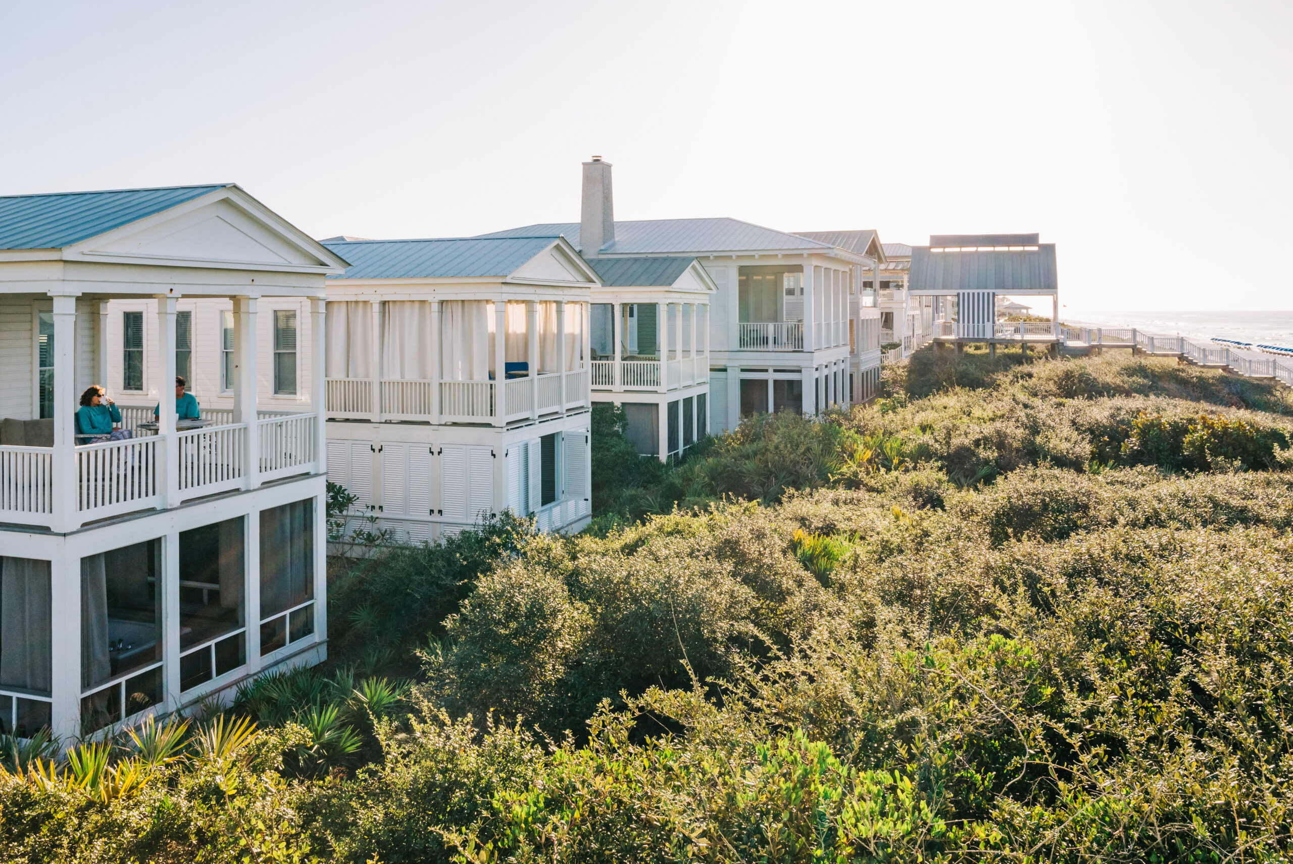 Picture of the houses besides the sea
