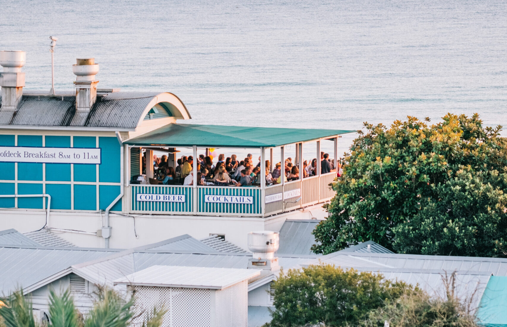 Picture of the crowd in the restaurant with the sea view